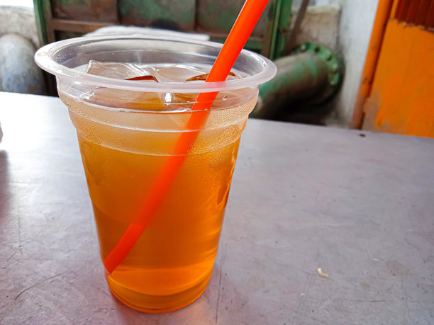 桌子上的一杯冰茶照片图片下载