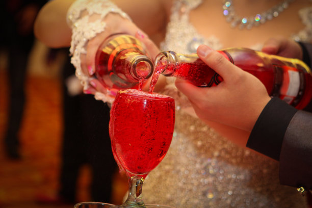 奢华派对氛围中的香槟杯或酒杯。饮酒祝酒和庆祝，时尚，优雅的照片，世俗的接待，新年，婚礼，闪闪发光的香槟杯。图片下载