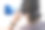 少年从背面戴上无线耳机，并将其连接到电视上观看节目。图片下载