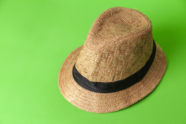 绿色背景上的草帽。图片下载