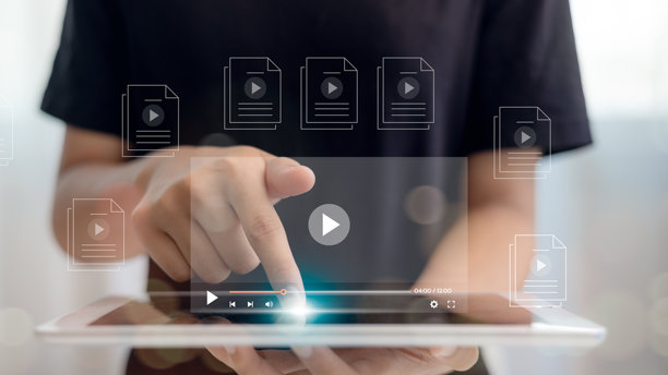 一名男子在虚拟屏幕上使用平板电脑进行在线流媒体，观看互联网视频、现场音乐会、节目或教程，以及在线内容。图片下载