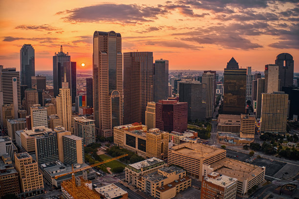 德克萨斯州达拉斯夏季日落时的天际线鸟瞰图图片下载