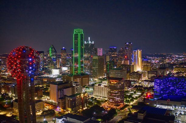 达拉斯，德克萨斯州夜间灯光照亮的天际线鸟瞰图图片下载