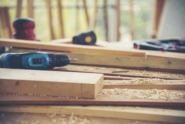 DIY工匠木堆木工工具木工作业修理工桌。建筑师工具带尺子测量锤子家居改善设备。木工修理工在施工车间工作。图片下载