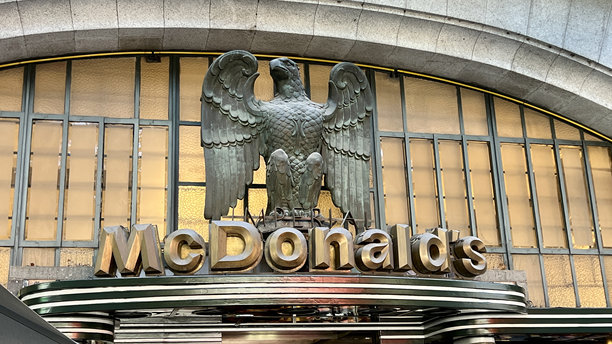 波尔图的麦当劳外观。全球最大的快餐连锁之一。图片下载