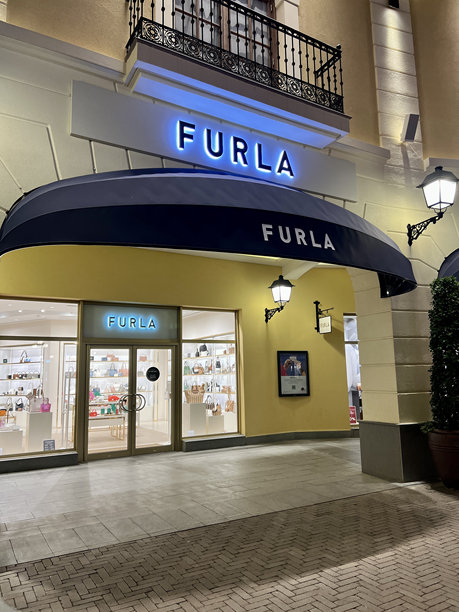 购物中心店面上的Furla品牌零售店标志牌图片下载