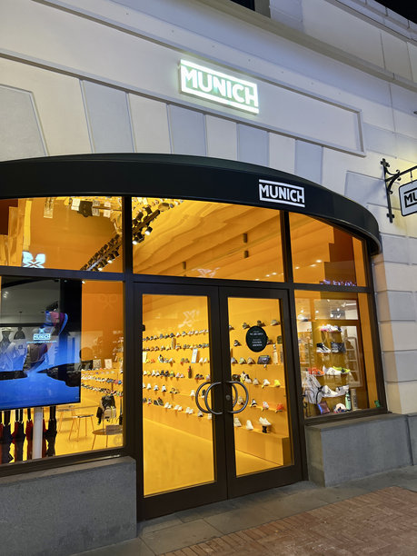马拉加购物中心的慕尼黑运动服和运动鞋品牌店的外观图片下载
