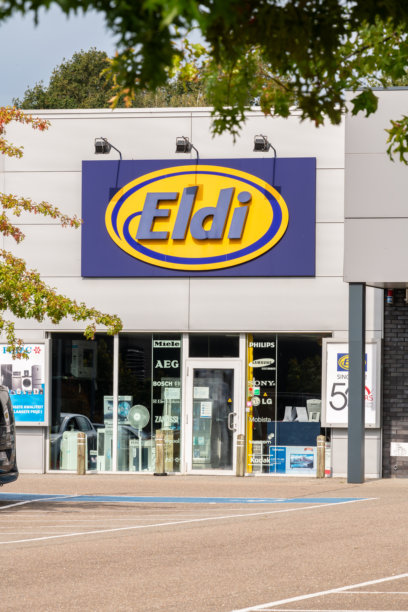 比利时根克。Eldi家用电器零售店招牌，背景是树木和街道。图片下载