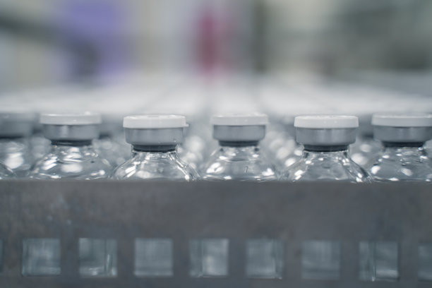 制药瓶工厂的药瓶排成行图片下载