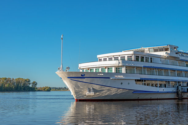 游轮停靠在古老的俄罗斯小镇乌格里奇的码头。图片下载