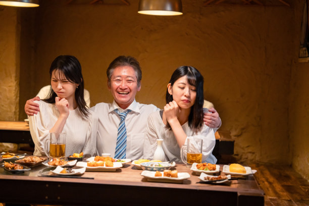 酒吧里的商务饮品图片下载