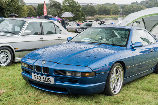 一辆蓝色宝马8系在经典汽车聚会上展出图片下载
