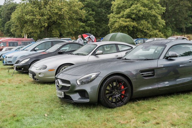 一辆灰色梅赛德斯-AMG GT S在汽车聚会上展示。图片下载