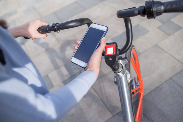 手握手机解锁公共自行车图片下载