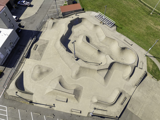 华盛顿州塞德罗-伍利滑板公园的阳光明媚的鸟瞰图图片下载