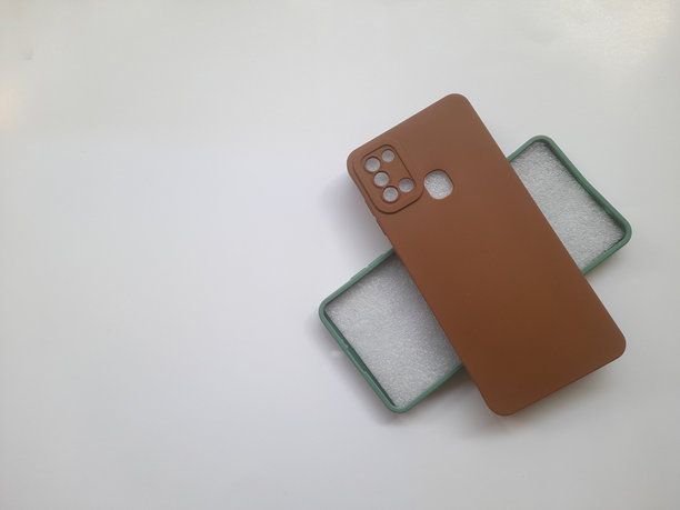 白色背景上的手机壳俯视图图片下载