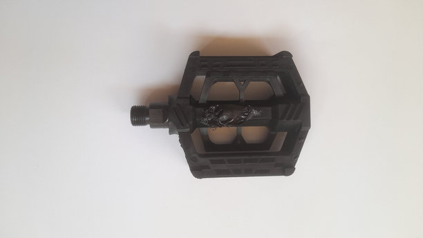 白色背景上的黑色自行车踏板俯视图图片下载