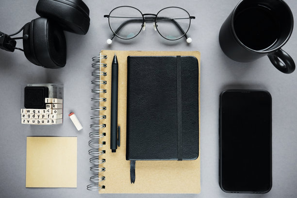 笔记本、钢笔、便签纸、咖啡杯、眼镜、智能手机和耳机放在一起图片下载