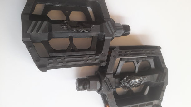 白色背景上的黑色自行车踏板俯视图图片下载