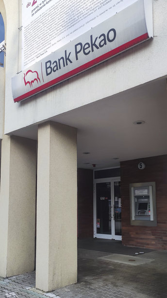 波兰热舒夫 - 2024年3月25日：波兰Pekao银行的标志出现在建筑上图片下载
