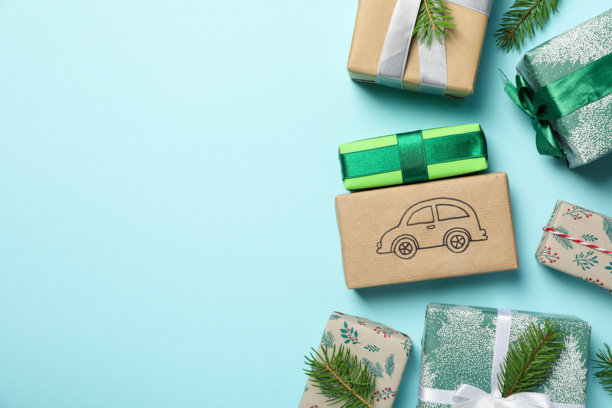 从上方俯视的圣诞礼物与汽车。图片下载