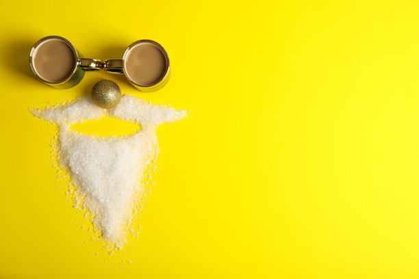 金色杯子上有白色的胡子和胡须图片下载