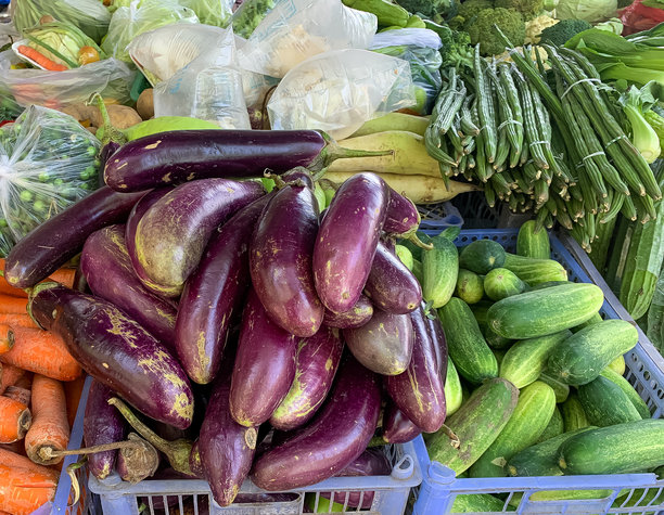 市场上出售的新鲜茄子装在篮子里图片下载