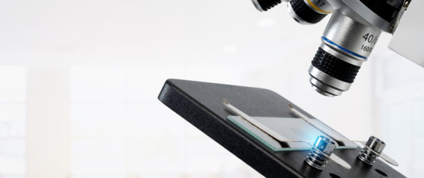 科学和医疗研究背景。医学实验室，科学家手持显微镜。图片下载