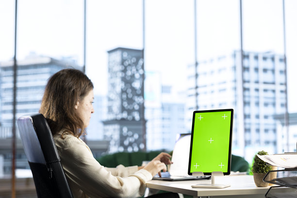 年轻的商业企业家在她的设备上查看绿色屏幕模型图片下载