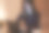 年轻女商人在家中的办公室里工作，晚上使用笔记本电脑进行商务活动和赚钱。这张照片展示了远程办公和智能工作的场景，现代女性在管理任务。图片下载