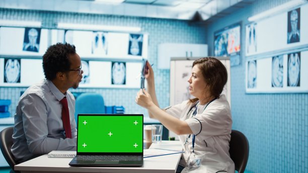 医生在医疗办公室与患者会面，旁边有展示的空白区域。图片下载