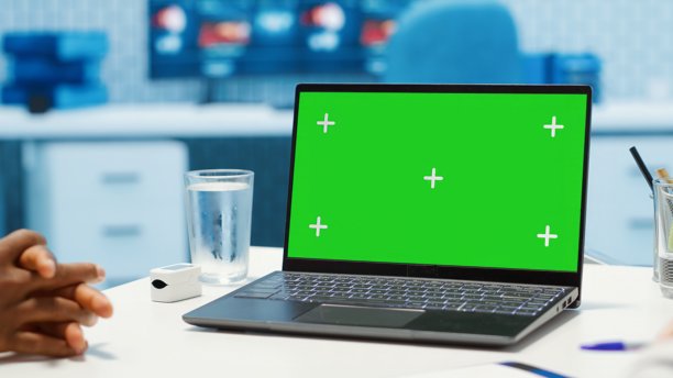 医生和患者在医疗检查期间查看空白的模型设计。图片下载