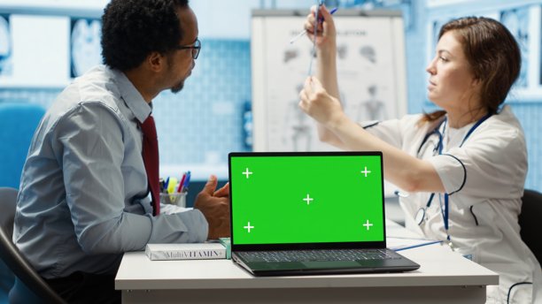 医生在医疗办公室与患者会面，旁边有展示的空白区域。图片下载