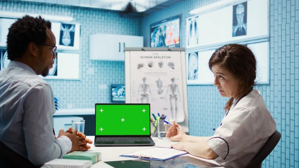 医生和患者在医疗检查期间查看空白的模型设计。图片下载