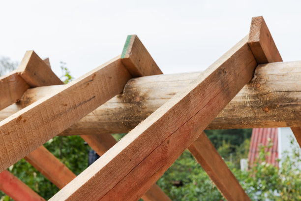 木屋屋顶正在施工中。背景照片图片下载