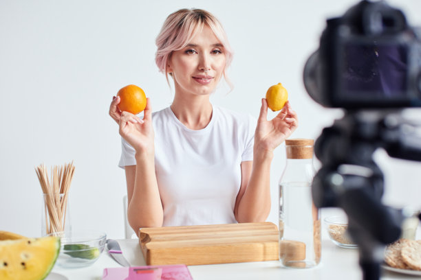 亚洲博主与新鲜水果图片下载