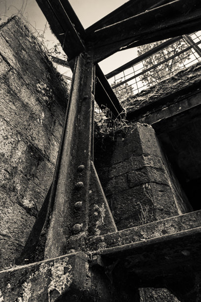 黑白照片中一座建筑物上伸出一根金属梁图片下载