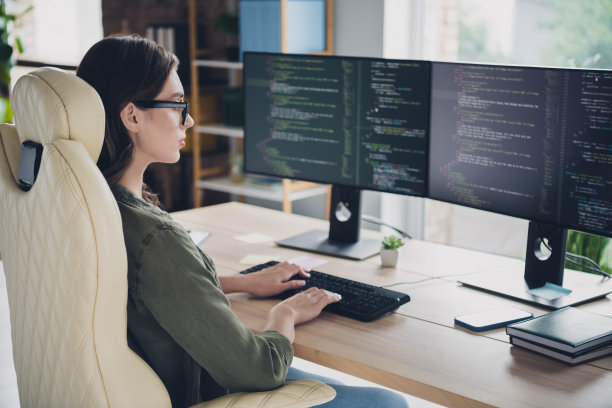 聪明忙碌的女性IT专业人士佩戴眼镜，在室内工作坊编写新应用程序的照片图片下载