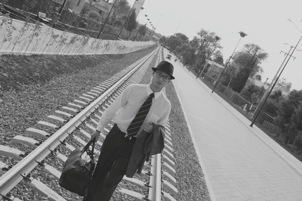 男人走在铁路轨道上图片下载