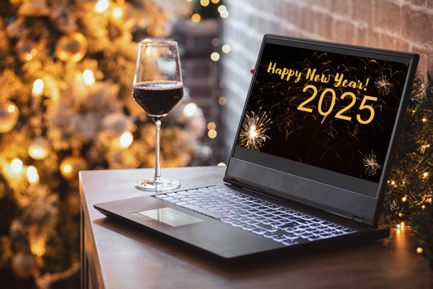 在圣诞树旁的笔记本电脑与新年背景图片下载