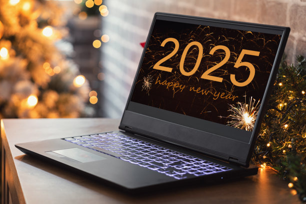 在圣诞树旁的笔记本电脑与新年背景图片下载