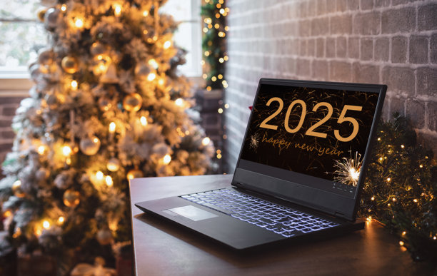 在圣诞树旁的笔记本电脑与新年背景图片下载