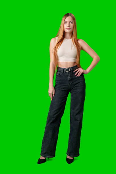 长发年轻女性在绿幕背景前摆姿势图片下载