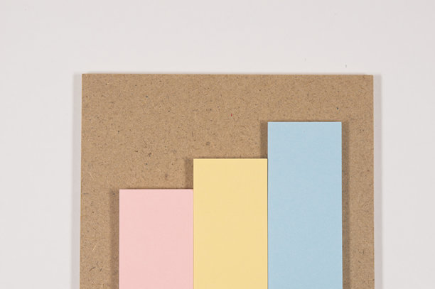 “带有粉彩色便签纸的便签纸和中密度纤维板”图片下载