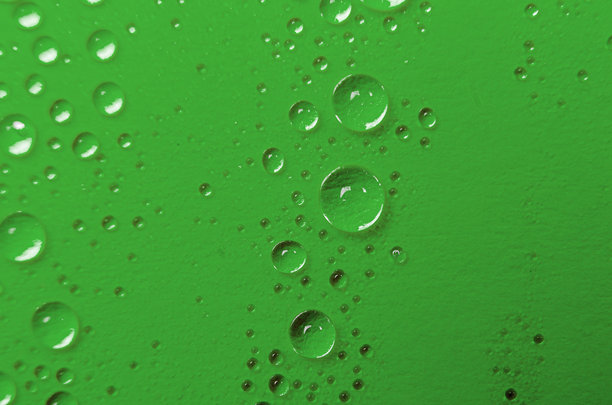 深绿色背景上的水滴特写或微距摄影。水滴与壁纸概念。图片下载