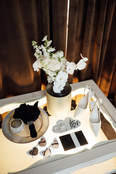 婚礼请柬。新娘的婚礼细节。新娘的花束和其他配饰。新娘的鞋子。图片下载