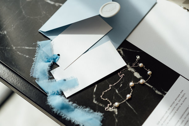 婚礼请柬。新娘的婚礼细节。新娘的花束和其他配饰。新娘的鞋子。图片下载