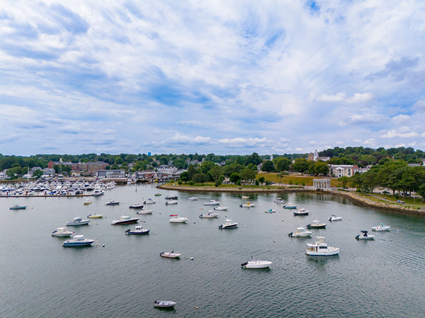 美国马萨诸塞州普利茅斯海滩上的船只。2024年航拍无人机视角照片。图片下载