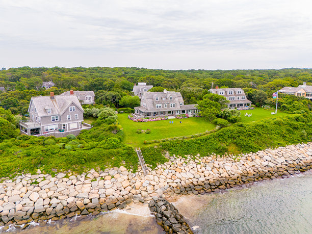 马萨诸塞州玛莎葡萄园的豪华住宅航拍照片。2024年库存图片图片下载