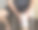 男子坐在白色椅子上，手扶膝盖，右膝盖上缠着弹性绷带的健康护理照片图片下载